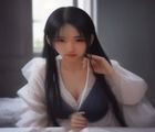 职场女性在办公室使用手机访问www.kaiyun.com移动端，界面简洁操作便捷